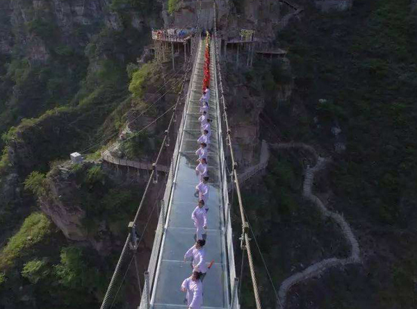 北京银滩玻璃吊桥