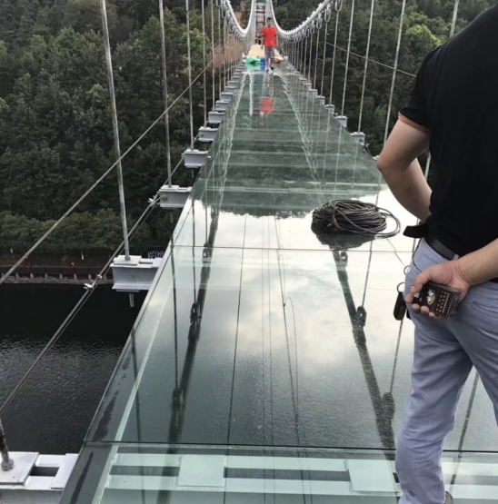 玻璃吊桥施工